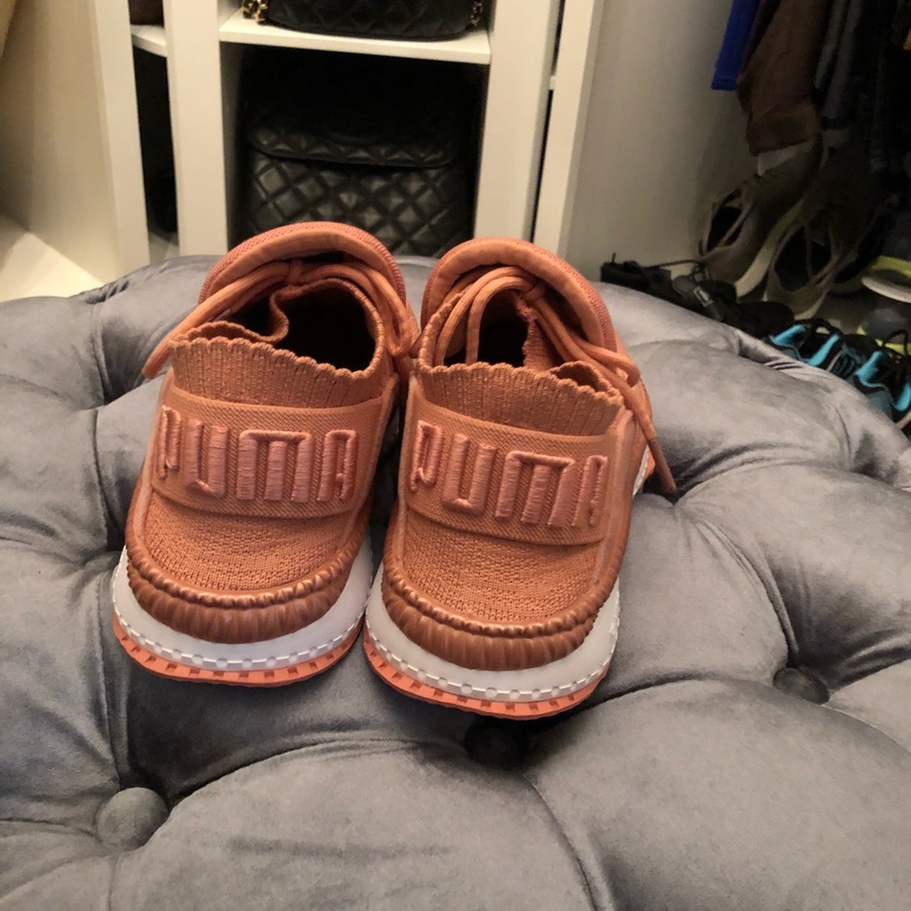 Woman’s pumas - Picture 4 of 7